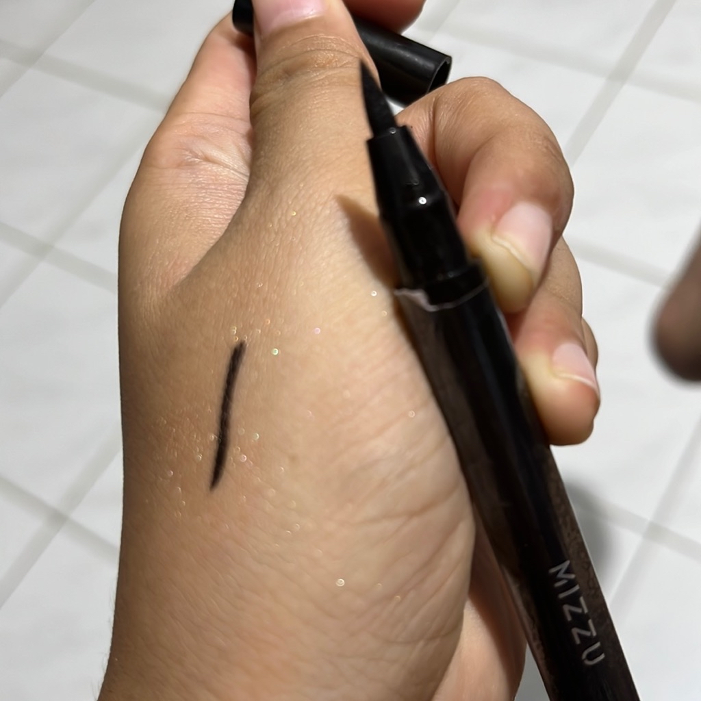 Perfect Wear Eyeliner Pen - Black imgfdn-86962af5-963c-476d-9e07-09eb2ffdc137