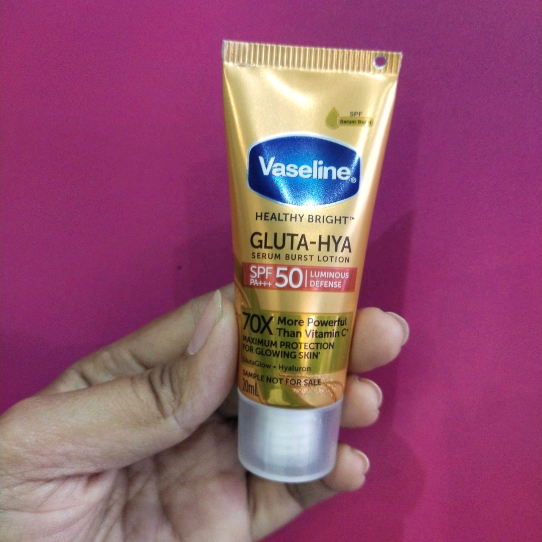 Healthy Bright Gluta-Hya Serum Burst Lotion - SPF 50 PA+++ Luminous Defense imgfdn-fefa9244-b65e-4ae7-b517-40b5f727953c