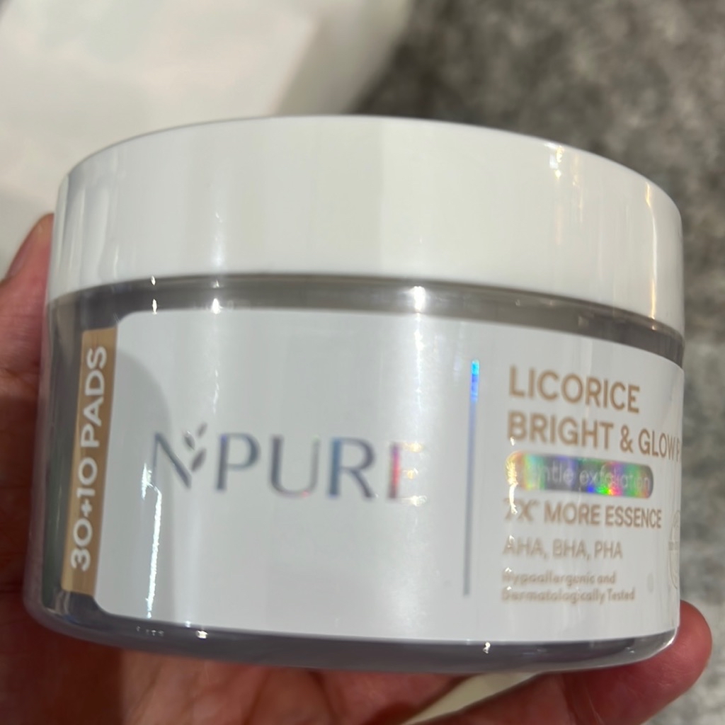 Licorice Light Up Brightening Pad imgfdn-28ee52cf-0061-4c28-b515-15890a321d4b
