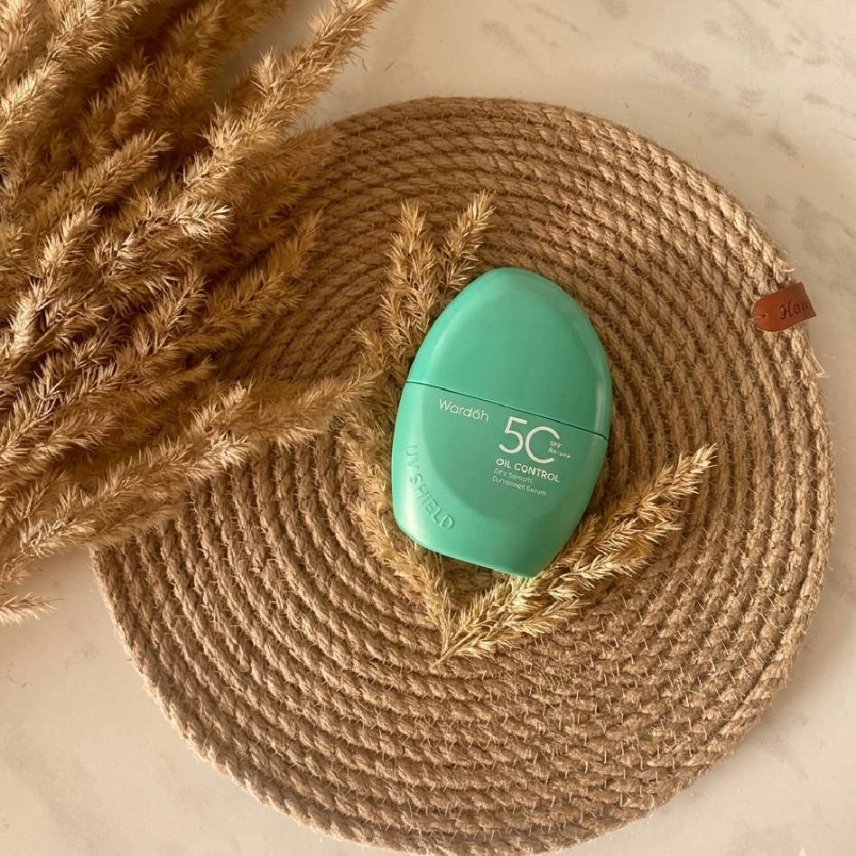 UV Shield Airy Smooth Sunscreen Serum SPF 50 PA++++ imgfdn-44e9174e-7f66-4ac1-bc87-6635b6d5bc25