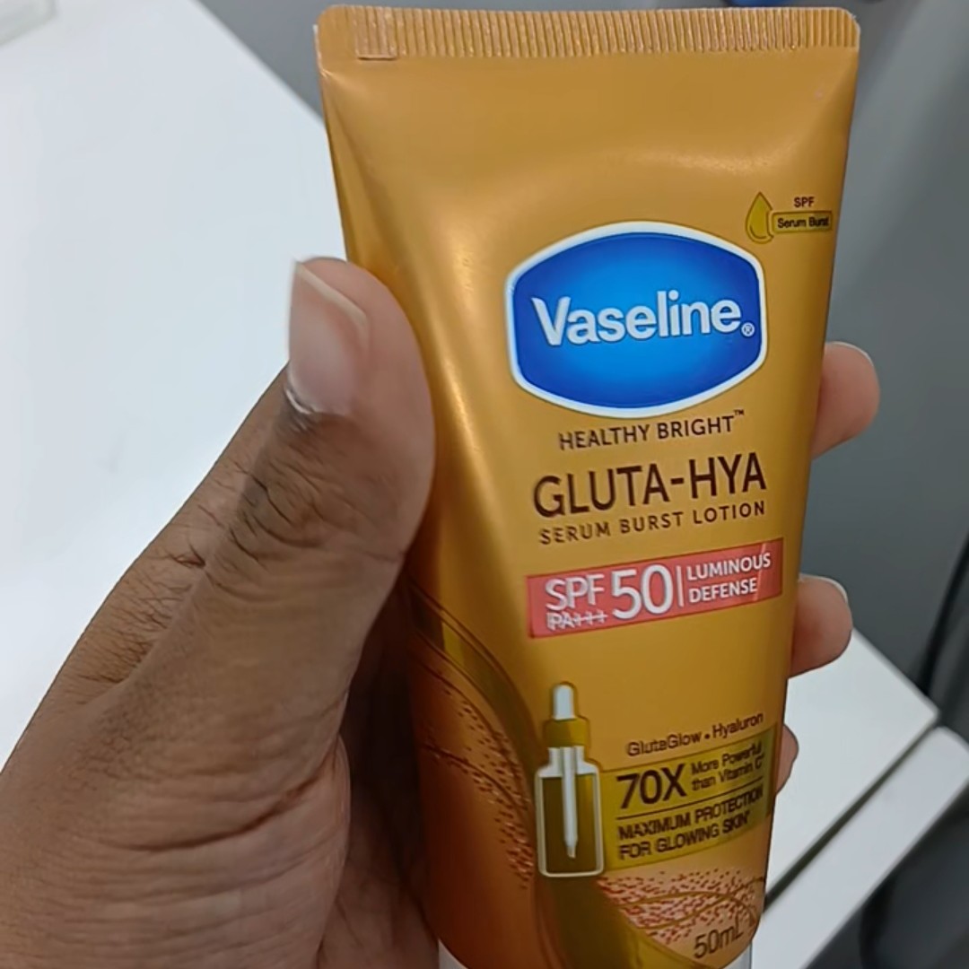 Healthy Bright Gluta-Hya Serum Burst Lotion - SPF 50 PA+++ Luminous Defense imgfdn-6ae495ef-8987-43a9-a906-0eeec339102b