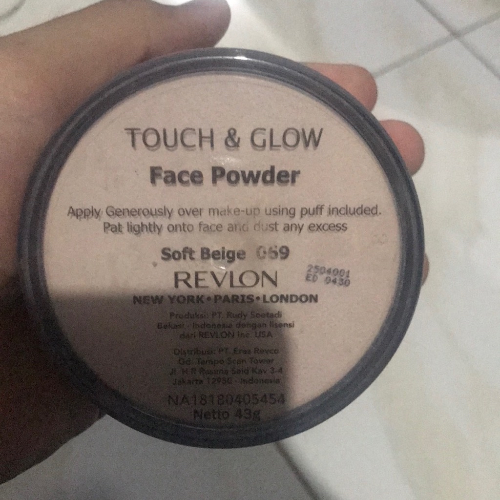 Touch and Glow Face Powder - Soft Beige imgfdn-f9f6632d-0f69-4fab-8d12-e2e317b27e20
