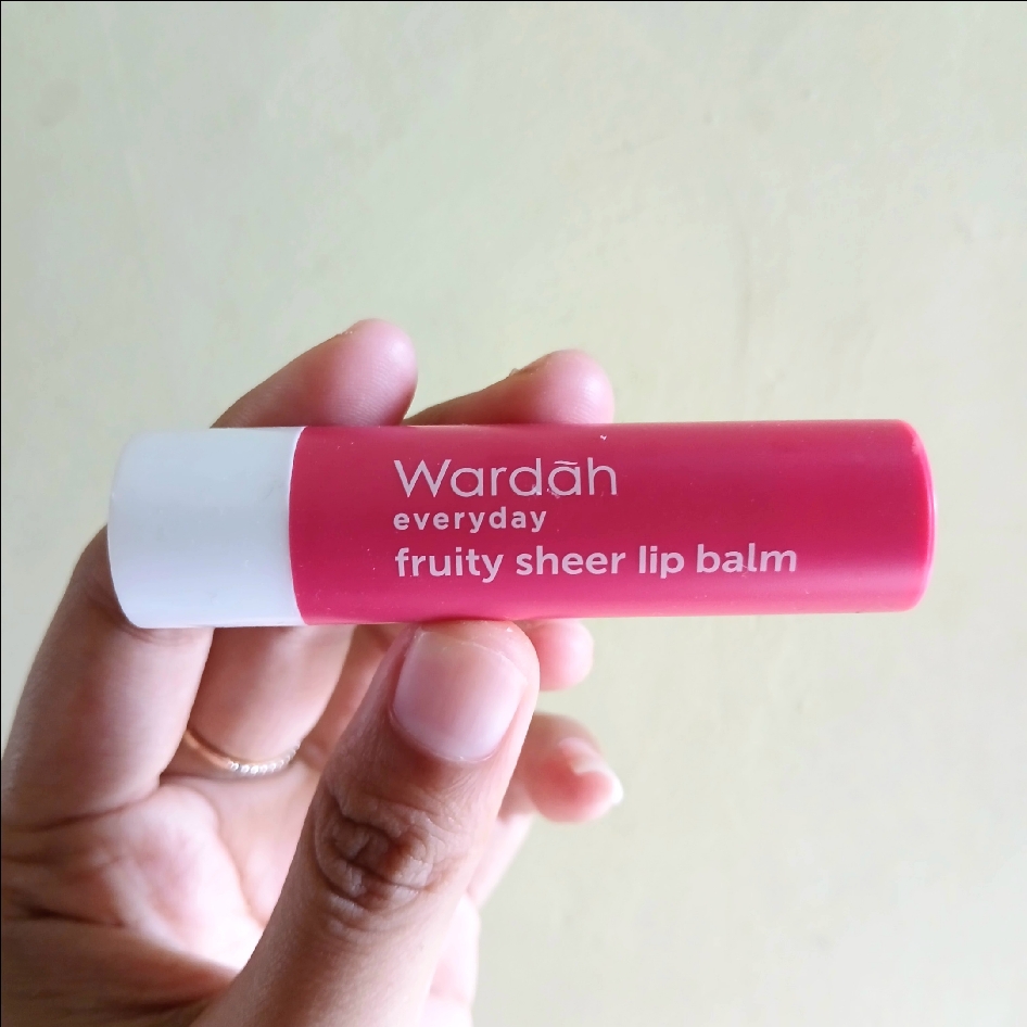 Everyday Fruity Sheer Lip Balm - Strawberry imgfdn-3feca648-4687-47df-a5cc-defa2ae383b3