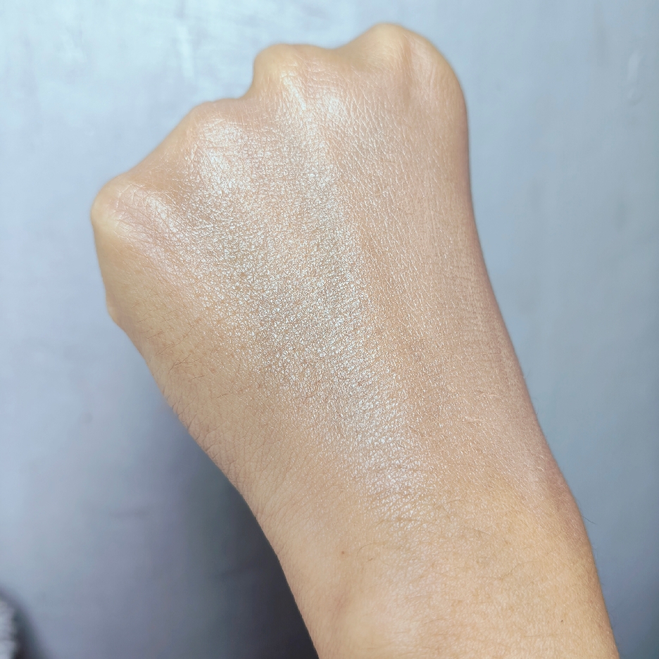 UV Fresh Look Tinted C SPF50 - Sand imgfdn-31edbbac-eaea-4e40-a075-a9a26d5ff558