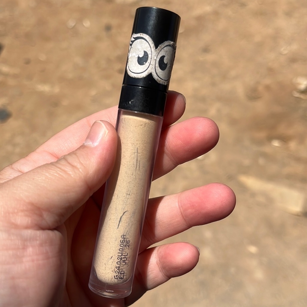 Clear & Cover Serum Concealer - Medium imgfdn-63912f03-731e-4d2b-b36b-5c743647d3f9