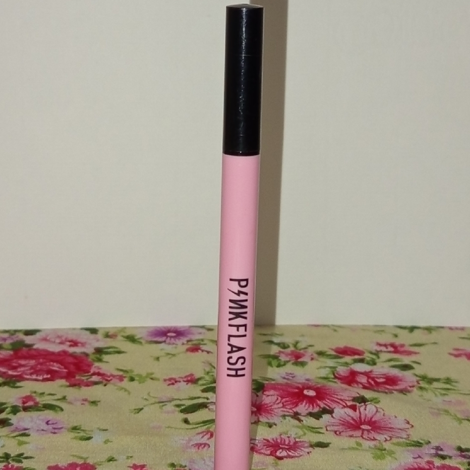 Waterproof Easy Eyeliner - Black imgfdn-ad2223dd-24f2-4256-a4e1-d0fd782f71a2
