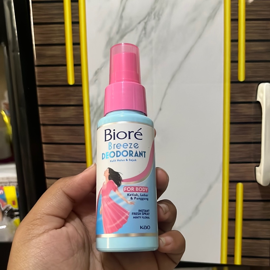 Breeze Deodorant Instant Fresh Spray - Minty Floral imgfdn-2ee8fdd1-bb67-415d-a5a0-4a2b3fc78b33