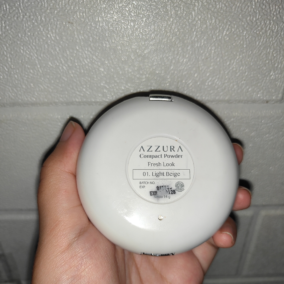 Compact Powder - Light Beige imgfdn-4a2dc2a8-cfb9-423e-aaa7-d47a05934477