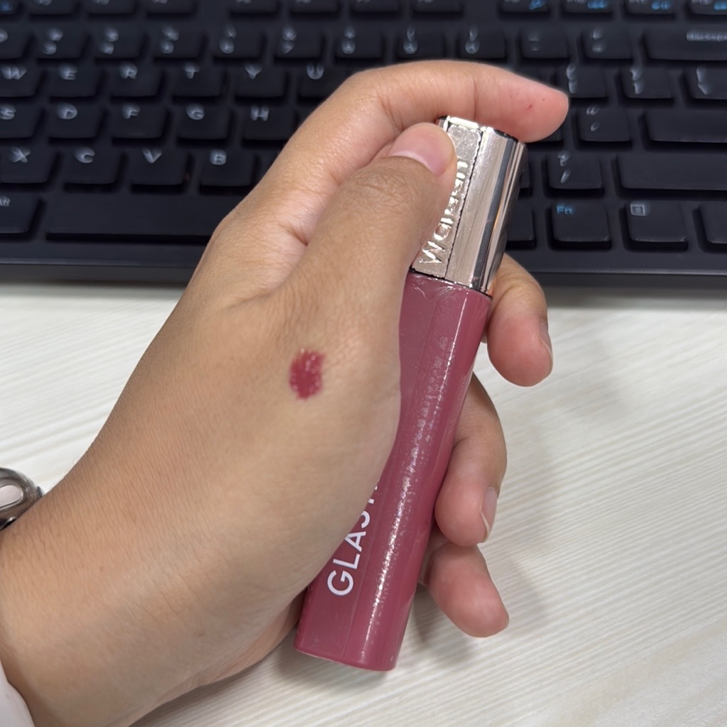 Glasting Liquid Lip - 05 Glazing Berry imgfdn-54a80f8b-8b1b-402d-93a8-19a350c6b7b6