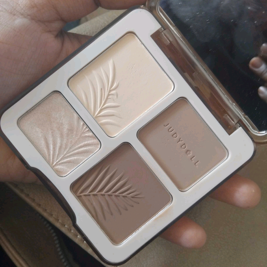 Highlight & Contour Palette - 02 imgfdn-d61bf7e5-c085-4ca7-b2f5-b495ae10e204