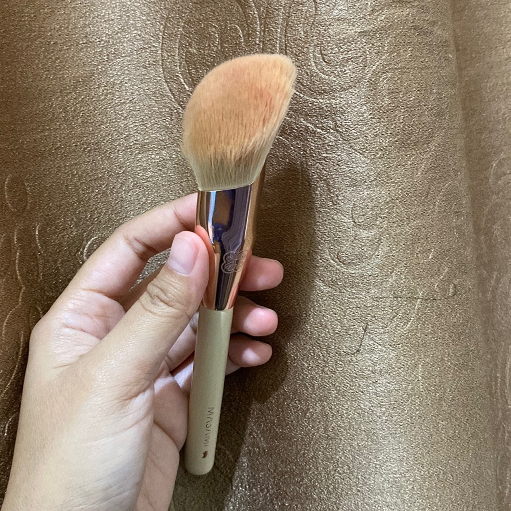 Bunny Brush Makeup - B3 Angled Powder Brush imgfdn-c9cb8746-92fc-431b-a5f1-bee771510afc