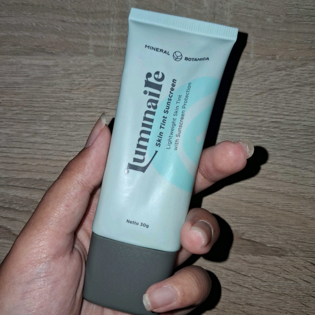 Luminaire Skin Tint Sunscreen imgfdn-73d026e0-c190-472c-b62c-30a5cf0cec51