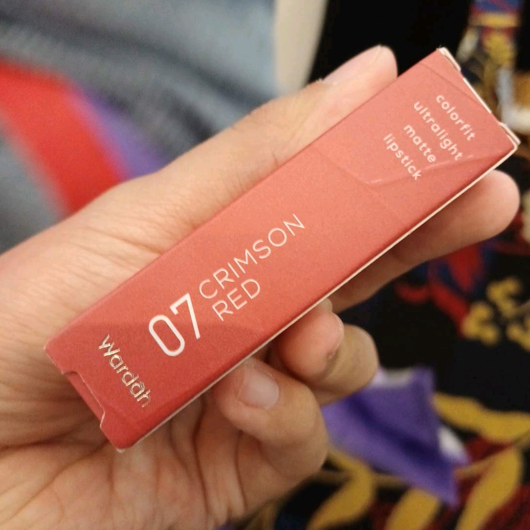 Colorfit Ultralight Matte Lipstick - Crimson Red imgfdn-8d5fb7d7-1b54-40e7-882c-303272620f0d