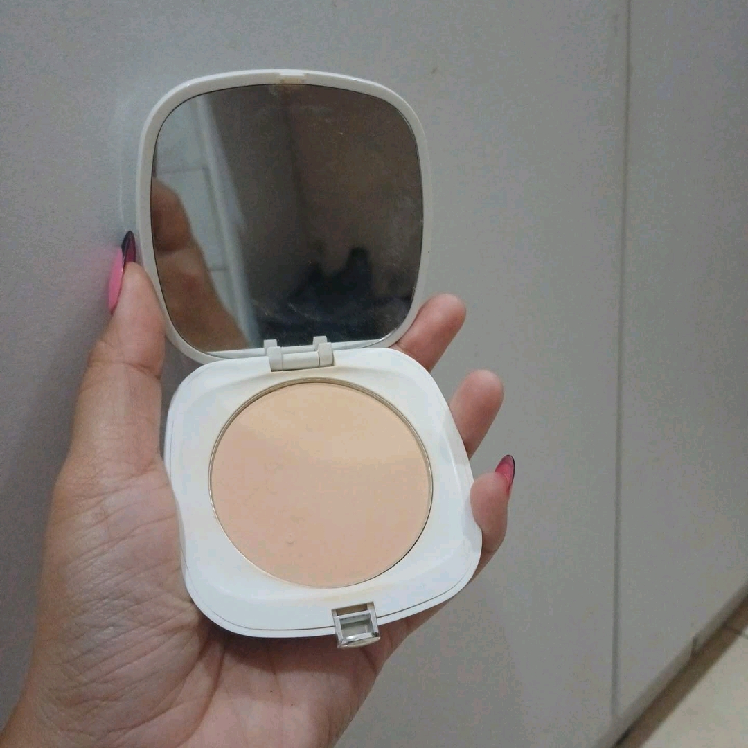 Blur Effect Two Way Cake - Golden Vanilla imgfdn-e522073e-0177-4531-9e08-89aeeedbb06b