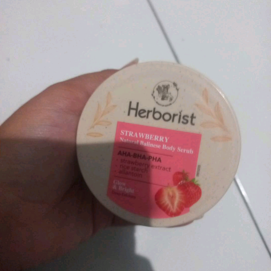 Natural Balinese Body Scrub AHA BHA PHA - Strawberry imgfdn-359f7244-f590-4868-9ff2-f66ba57e72d4