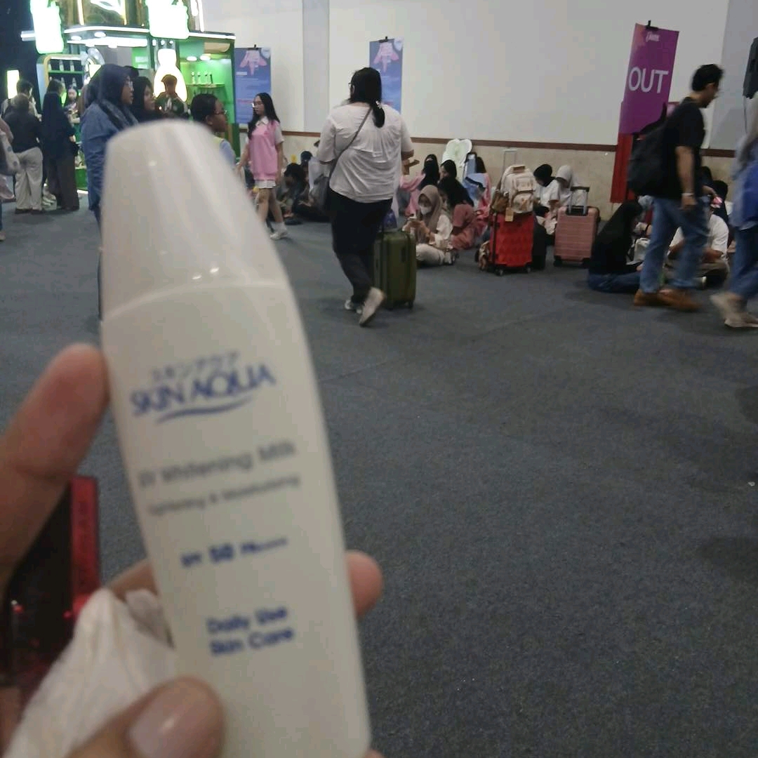 UV Whitening Milk imgfdn-c43494b5-8dee-45fa-a6a0-b187d5262d82
