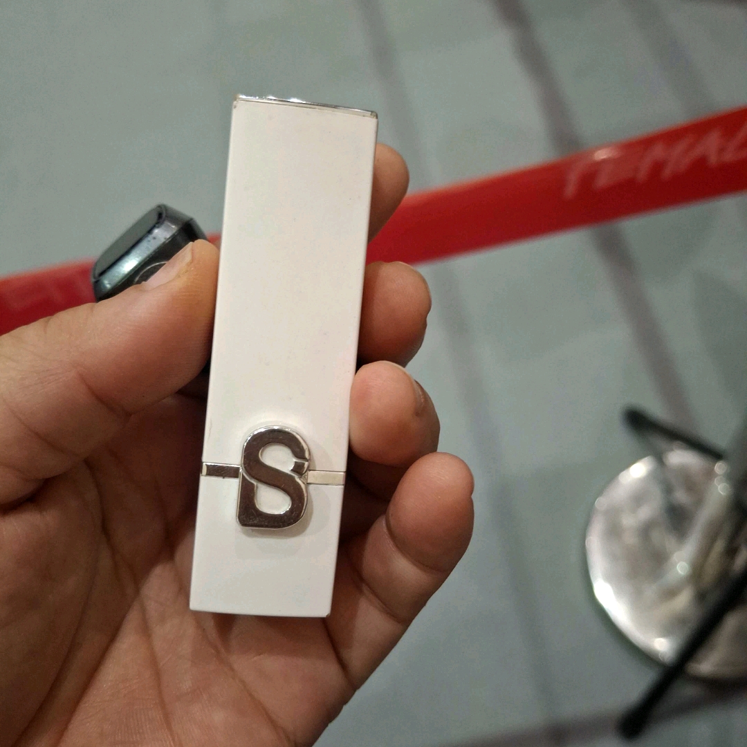 Everyday Velvet Rouge Lipstick - Fearless imgfdn-92c49da5-4a18-4a9c-b3df-827a523038e2