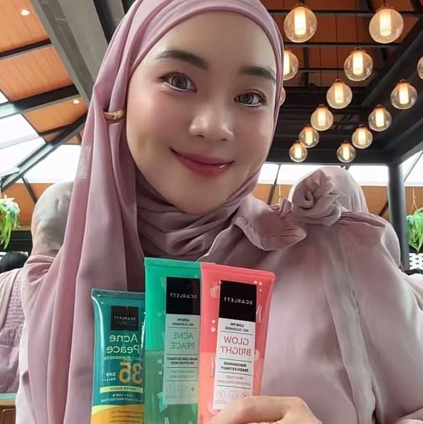 Scarlett Sun Bright Daily Sunscreen SPF 50 PA+++ imgfdn-79b22e16-7ec6-460a-a6e1-bf7c8ef52d85