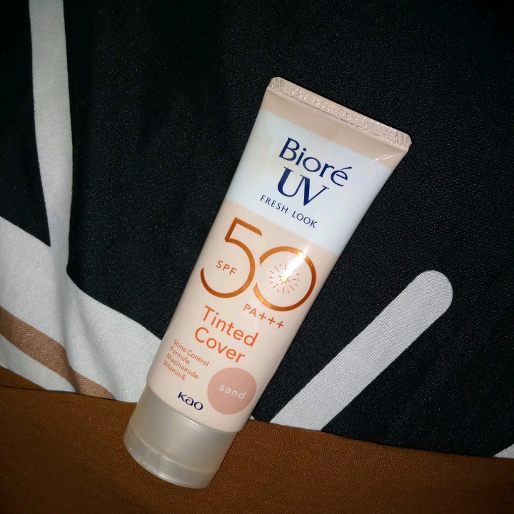 UV Fresh Look Tinted C SPF50 - Sand imgfdn-86abcc1c-da44-48d7-8456-090dc1e1f918