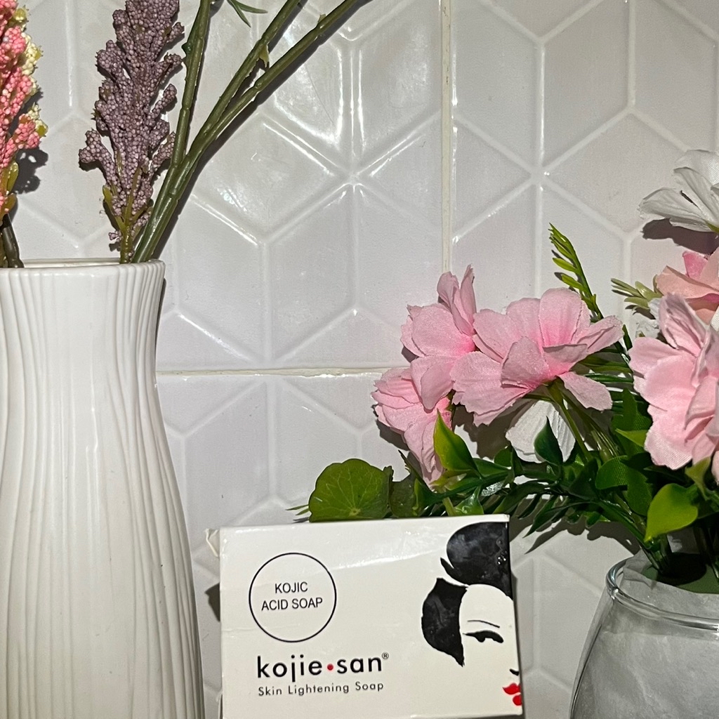 Skin Lightening Soap with Hydromoist imgfdn-3f1d8afc-c1ea-405f-8d22-84e06e1ea807