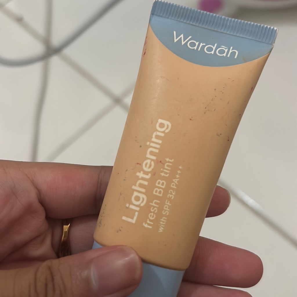 Lightening Fresh BB Tint - 04 Natural Beige imgfdn-ab9ea1ae-bf1a-49c8-8224-3762e873c5e0