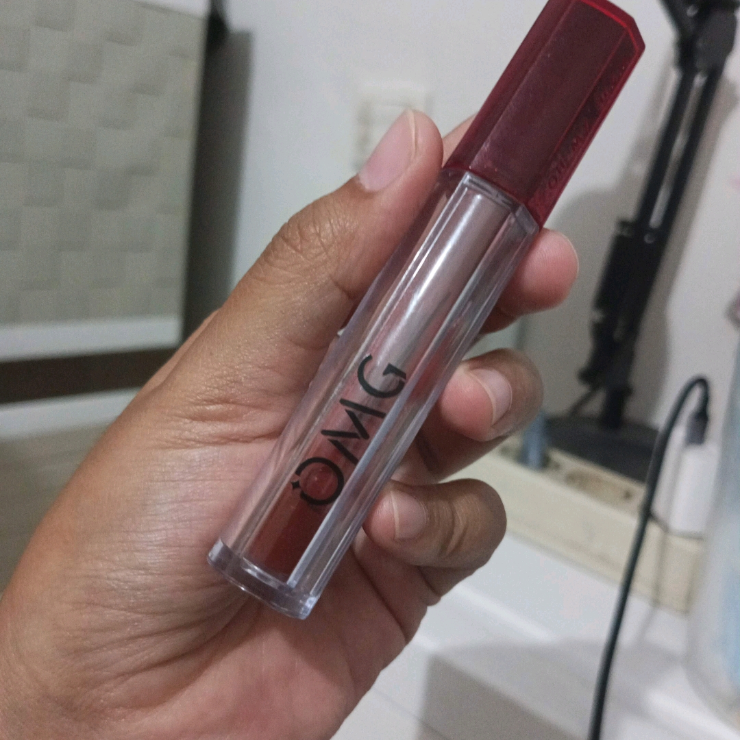 Oh My Glam Matte Kiss Lip Cream - 12 Scarlet imgfdn-ffda5f02-82b4-4a3f-a4fb-c3d0aaec0dc9