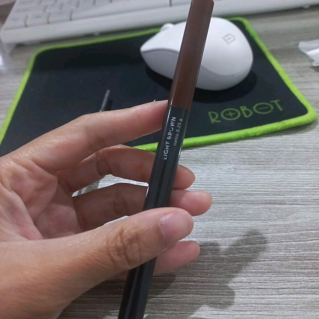 EyeXpert Matic Brow Definer - Dark Brown imgfdn-54f480d2-e6be-4bae-8529-37a1ec3b7542