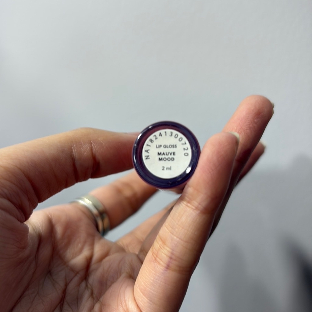 Lip Gloss - London imgfdn-1aa0618b-a3b1-4a76-b8a7-17182ca1f313