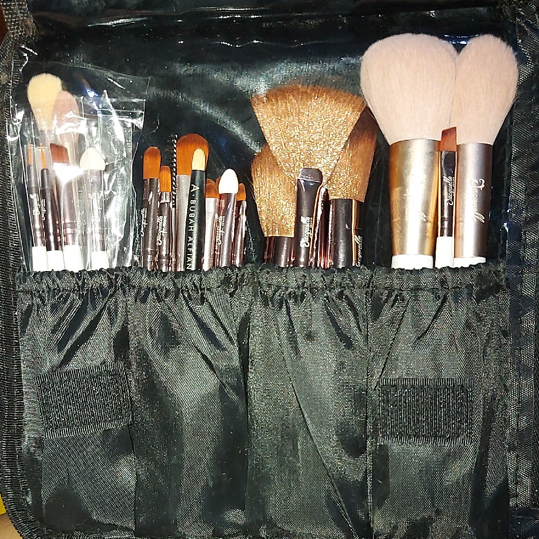 Diamond Brush Set - Fluffy Powder Brush imgfdn-b2f7fa99-bd3a-4f4b-bf77-ccf80ee9d0bd