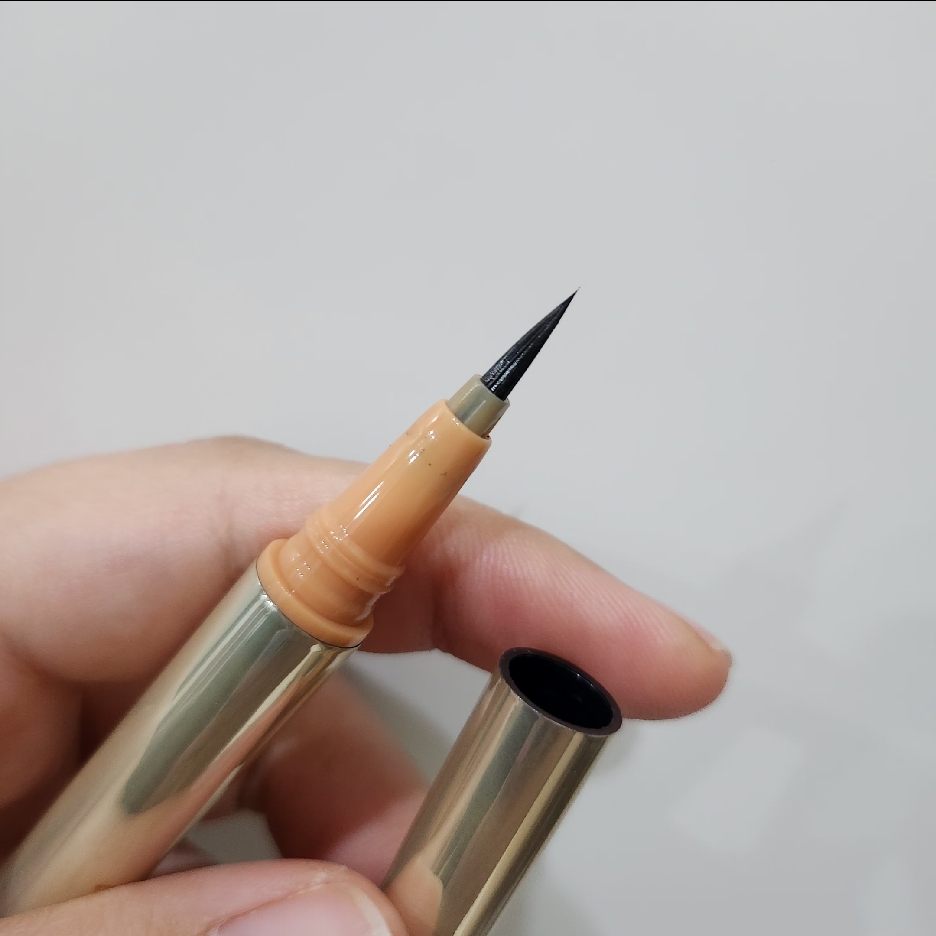 Ultra-fine Liquid Eyeliner Pen - Brown imgfdn-6a62578b-4a72-479a-991e-6cde5a98c16c