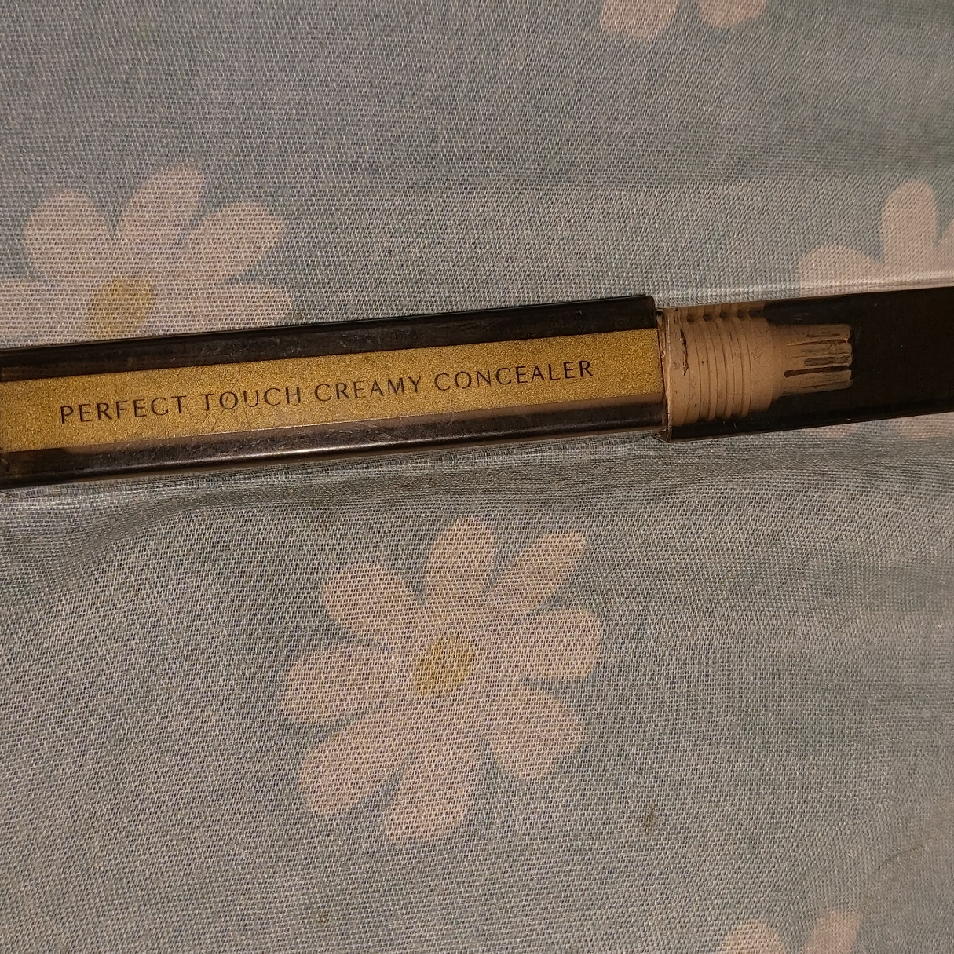 Perfect Touch Creamy Concealer - Ivory imgfdn-b729a67a-4491-481c-8293-ac5cdfc26e65