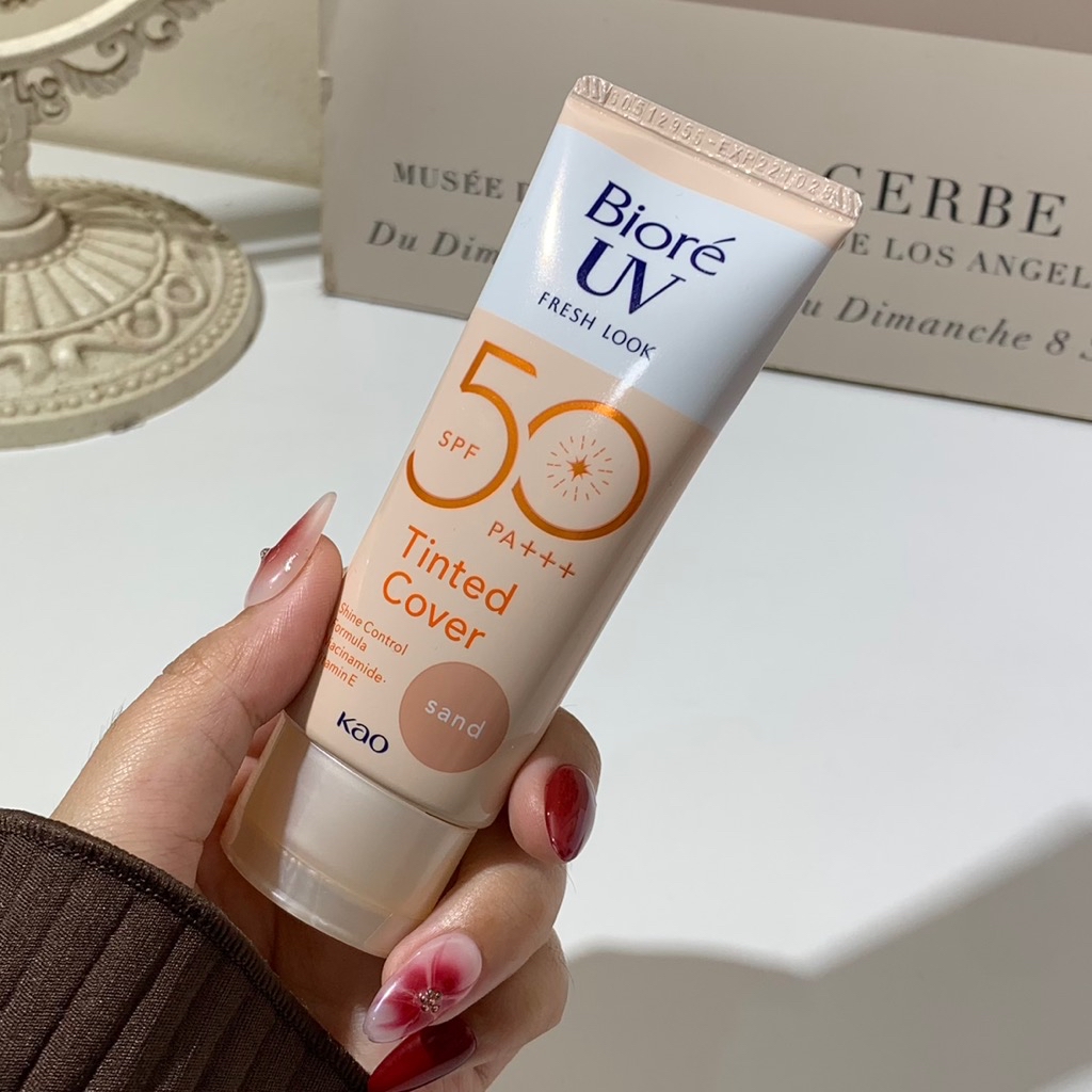 UV Fresh Look Tinted C SPF50 - Sand imgfdn-ad295974-c1e9-43d3-8722-f74710b714bb