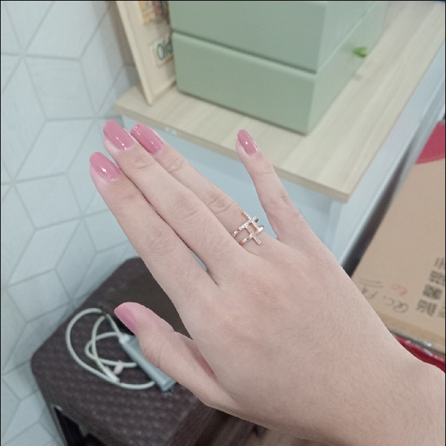 Let It Glow Daily Shine Body Serum Instant Tone Up SPF 20 PA++ imgfdn-44373161-7887-4601-b05c-bfa021919df9