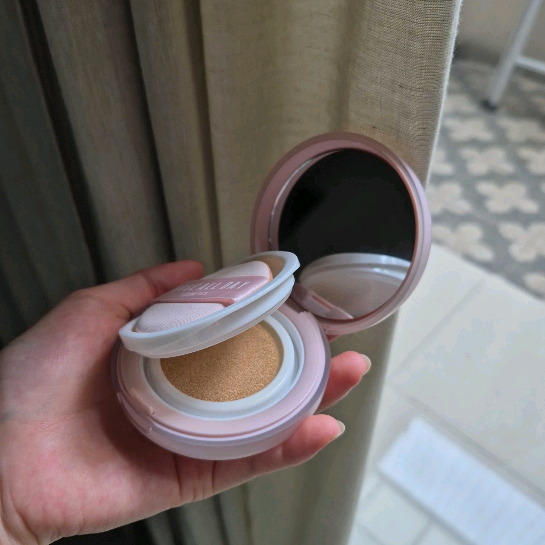 The Realest Lightweight Essence Cushion - Ivory imgfdn-34f7fb35-a1af-4578-892a-b526d49b87a4