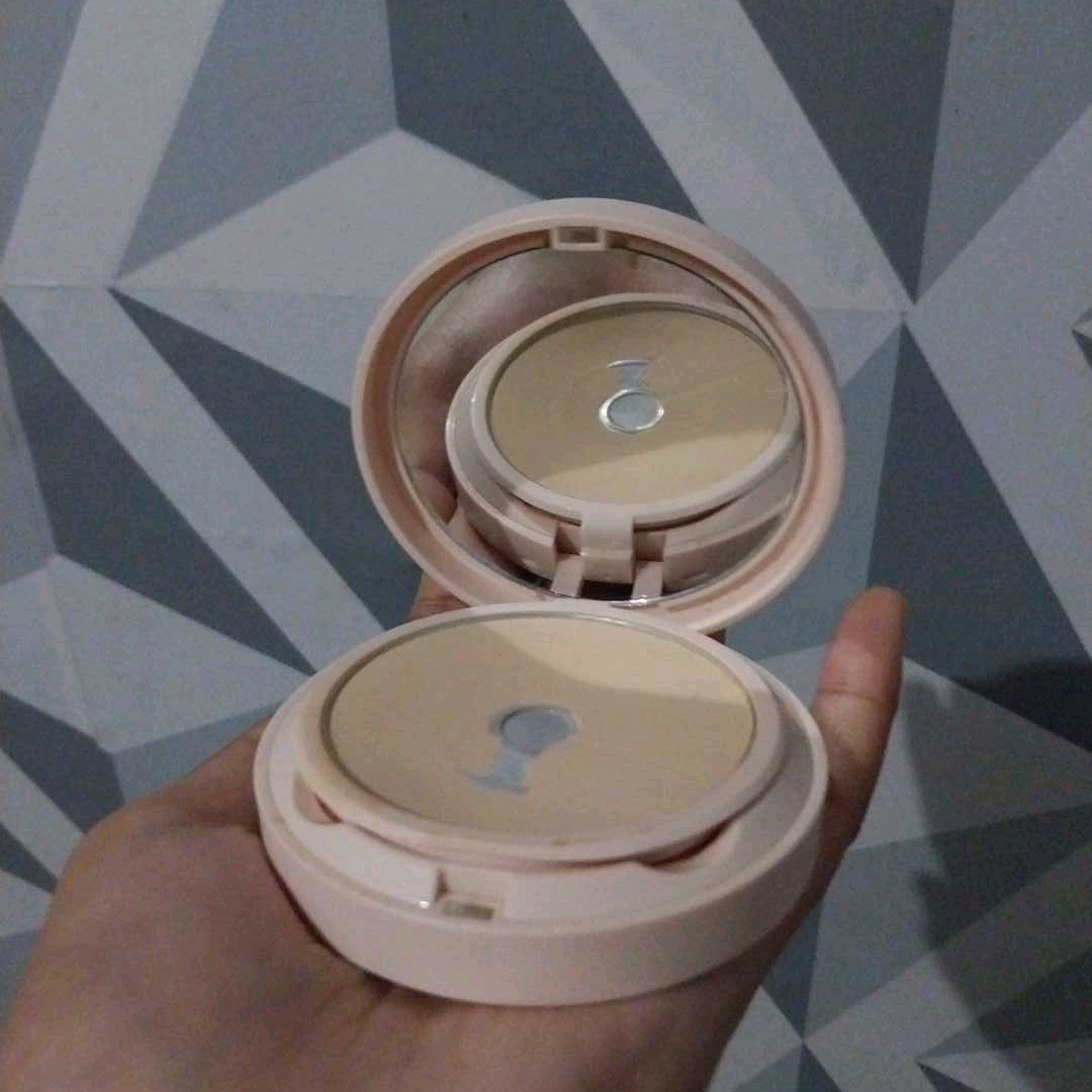 Acne Cover & Smooth Two Way Cake Pressed Powder - Custard Choux imgfdn-50464f3d-b69f-4e9c-ac2d-181780d32d9f