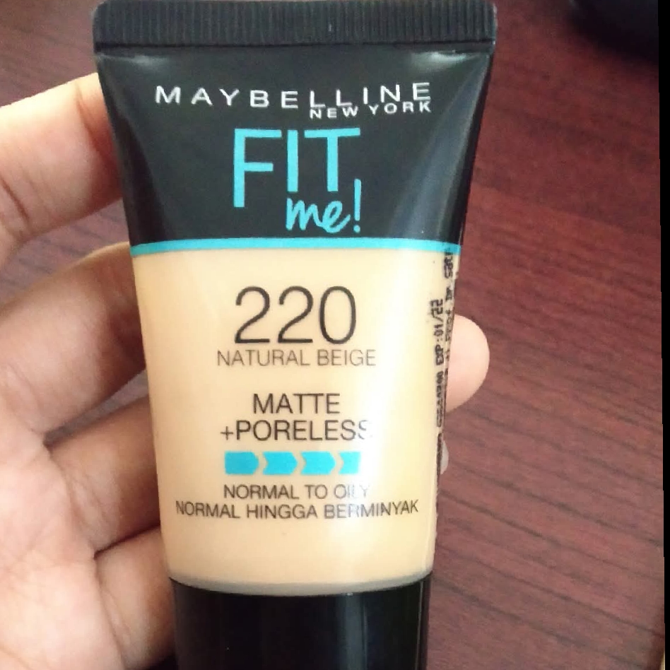 Fit Me! Matte + Poreless Foundation - 220 Natural Beige imgfdn-d70432d5-4469-4f5d-a0f0-1b08c5470f1e