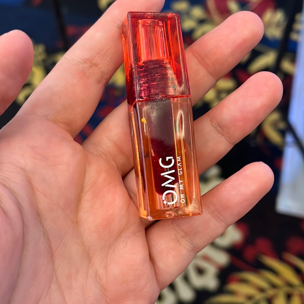 Glassy Lip Tint - 04 Burgundy imgfdn-64bc1cdd-ded1-4bcb-9cbe-e26076cc32d5