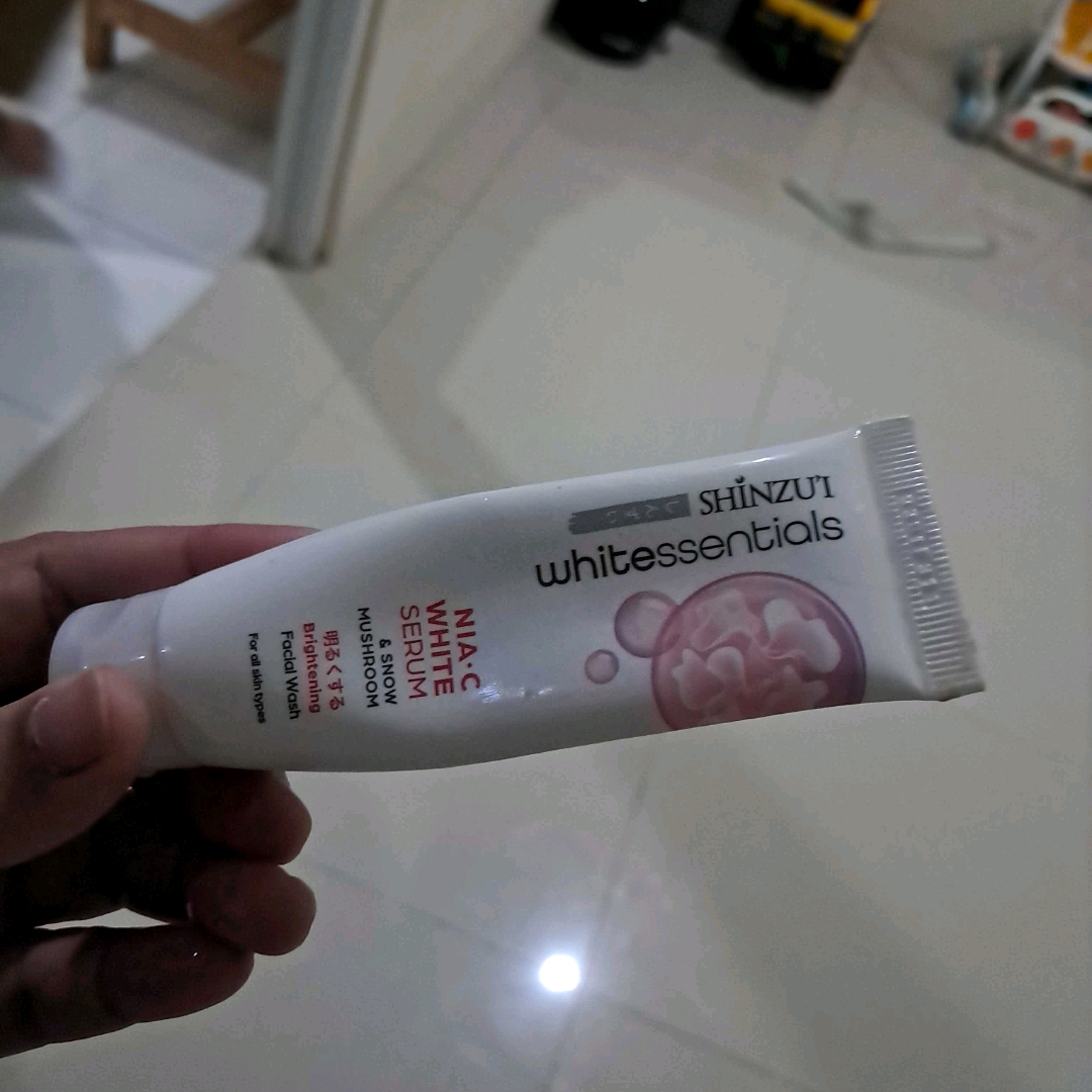 WHITEssentials Facial Wash imgfdn-efe49378-849a-46b8-b9b6-154a3e45d7c4