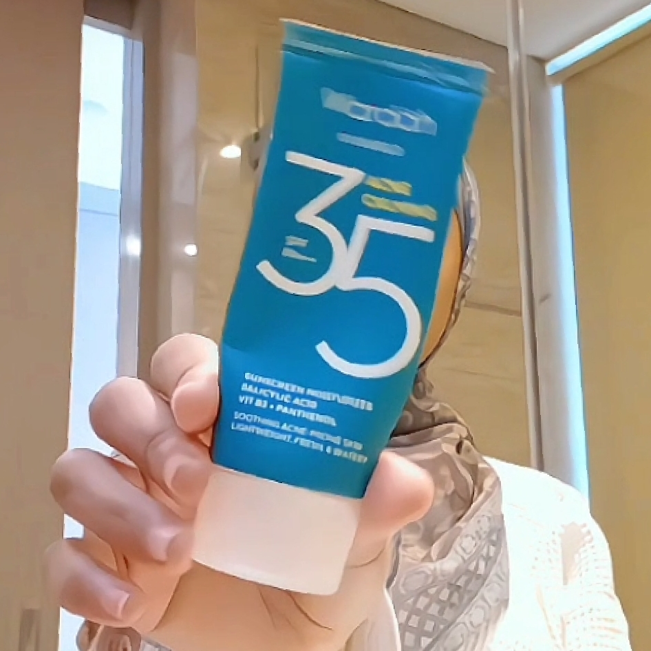 UV Shield Acne Calming Sunscreen Moisturizer SPF 35 PA+++ imgfdn-245c84de-5898-4833-b47f-9a7c9efa10ee