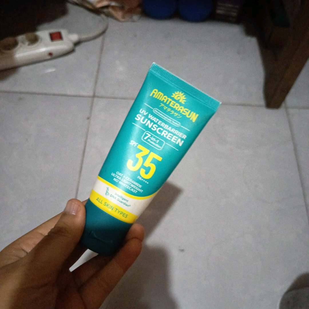 UV WaterBarrier Sunscreen SPF 35 PA++++ imgfdn-7aa3fce5-9a71-44fd-99c8-b972db3df559