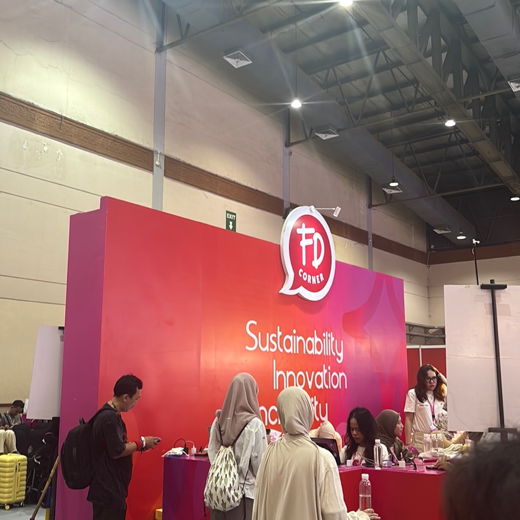 Natural Look Eyebrow Matic - Medium Brown imgfdn-0012a9dc-561f-4d08-8a6a-be14369cc5f9