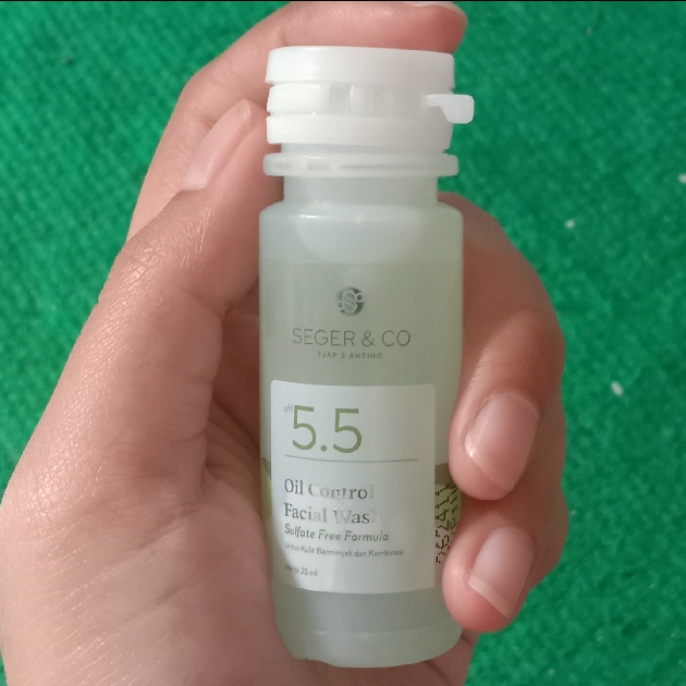 Oil Control Facial Wash imgfdn-9918d083-a0d4-43a5-a7e8-cf1b0b3ad3a7