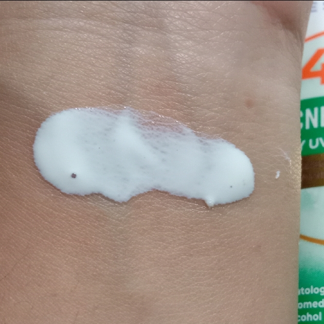 Expert White & Glow Daily UV Shield Face Sunscreen SPF 42 PA++++ - Acne Clear+ imgfdn-c1b26f97-c7e3-461c-b333-0689f66a2e74