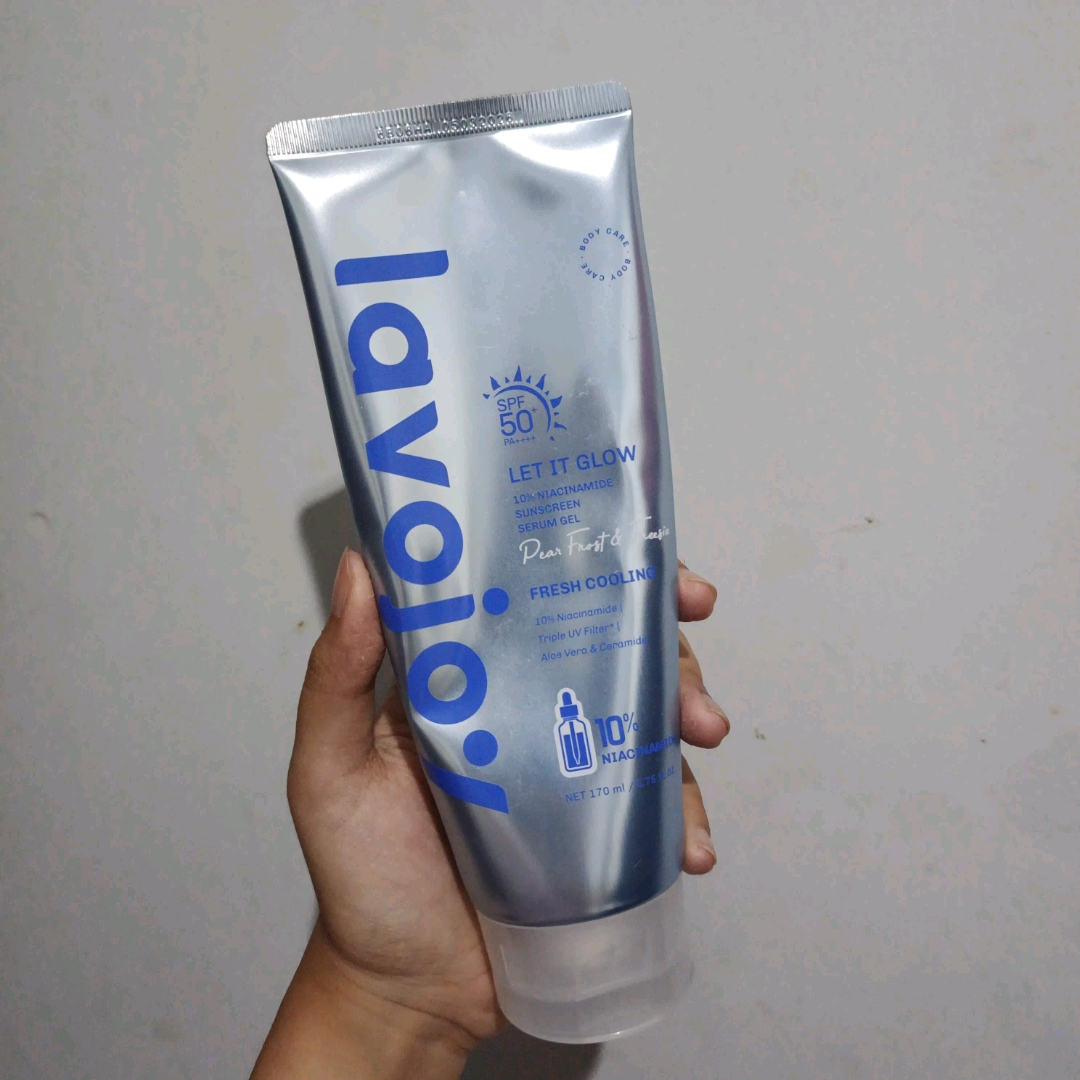 Let It Glow 10% Niacinamide Sunscreen Serum Gel SPF 50+ PA++++ Pear Frost & Freesia imgfdn-d36df135-4c31-4683-87d9-21eb8834409f