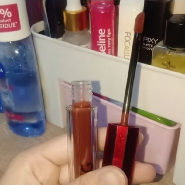 Oh My Glam Matte Kiss Lip Cream - 12 Scarlet imgfdn-9a25c737-326f-4cab-8258-e94ca7d11901