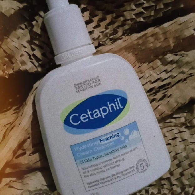 Hydrating Foaming Cream Cleanser imgfdn-d8c65504-c11f-4088-a273-bca87dbb91f9