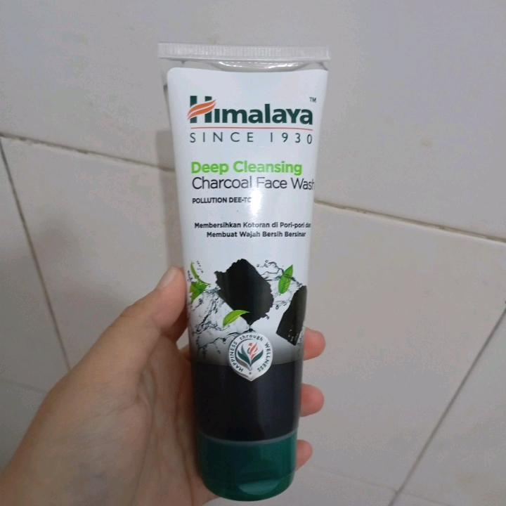 Deep Cleansing Charcoal Face Wash imgfdn-5ee66358-dc2f-47e7-b477-5347b8897ebd