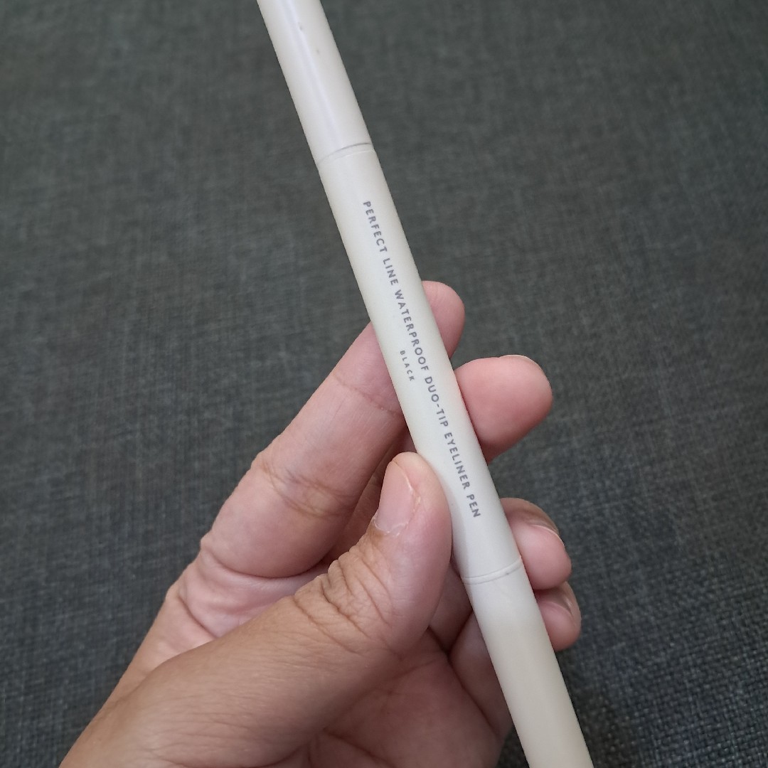 Perfect Line Waterproof Duo-Tip Eyeliner Pen - Black imgfdn-f748b1ed-1ea3-4694-9d3c-a7b7f9b53c6f
