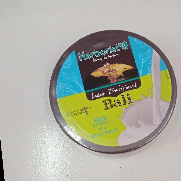 Lulur Tradisional Bali - Whitening + Milk imgfdn-2cb28d5f-a061-4ce0-89f8-2496f0dfd5a6