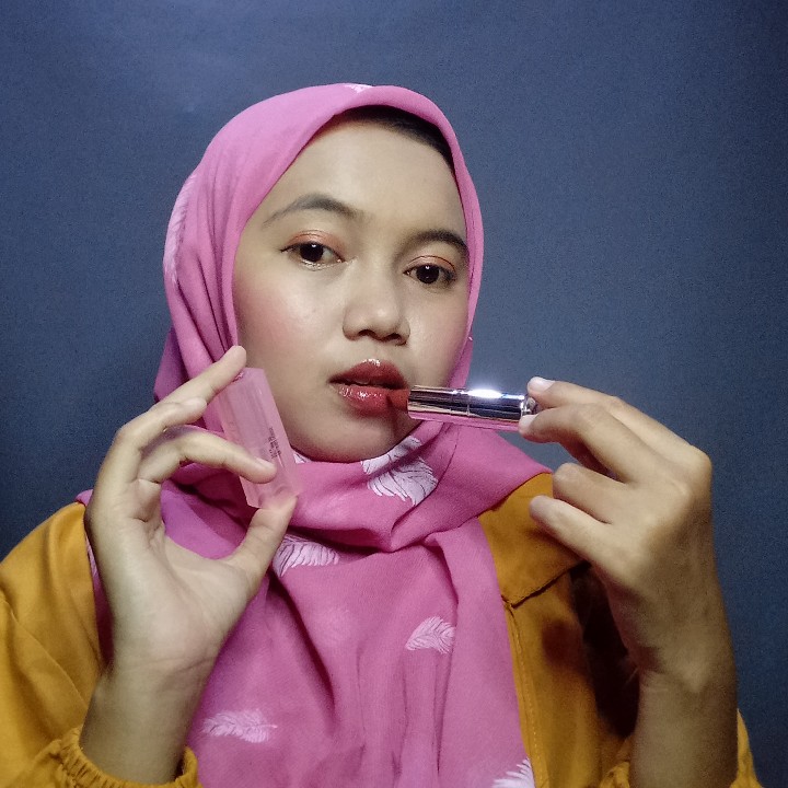 Glass Glow Tinted Lip Balm  - Peachy Glaze imgfdn-7211824a-1fb1-4922-86a4-eb49e8f9f1e2